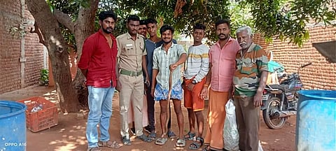 தொழிலாளி வீட்டுக்குள் புகுந்த பாம்பு