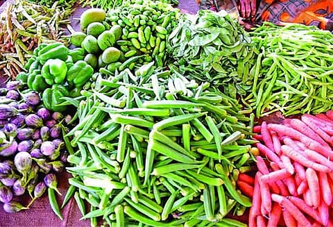 வரத்து குறைவு எதிரொலி: சாம்பார் வெங்காயம், பச்சை மிளகாய் விலையும் உயர்வு