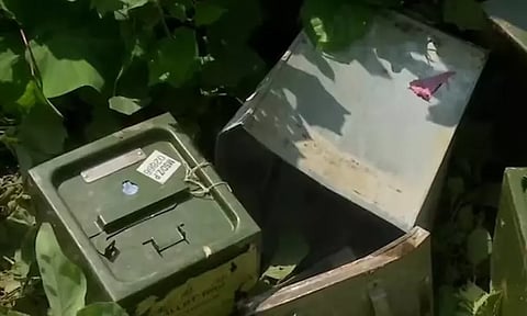 மேற்கு வங்காளம்: தேர்தல் வன்முறைக்கு 20 பேர் பலி; சாக்கடையில் வீசப்பட்ட வாக்கு இயந்திரங்கள்