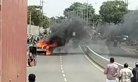கோவையில் நடுரோட்டில் தீப்பிடித்து எரிந்த கார் பரபரப்பு...!