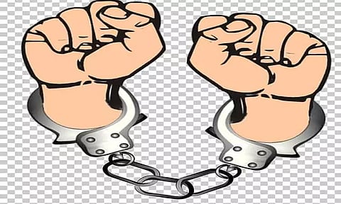 இளம்பெண்ணை விபச்சாரத்தில் ஈடுபடுத்திய 2 பேர் கைது