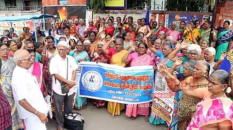 சத்துணவு, அங்கன்வாடி ஓய்வூதியர் சங்கத்தினர் ஆர்ப்பாட்டம்