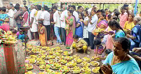 தேய்பிறை அஷ்டமியையொட்டிதட்சிணகாசி காலபைரவர் கோவிலில் சிறப்பு வழிபாடுசாம்பல் பூசணியில் விளக்கேற்றி பக்தர்கள் நேர்த்திக்கடன்