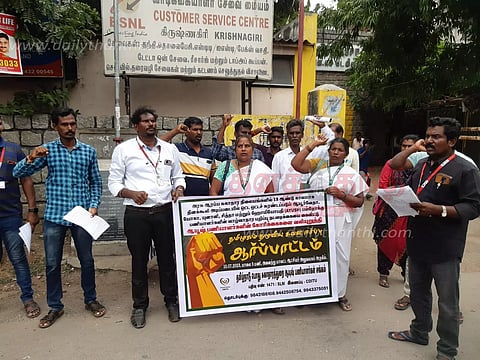 கிருஷ்ணகிரியில்பொது சுகாதாரத்துறை ஆயுஷ் பணியாளர்கள் ஆர்ப்பாட்டம்