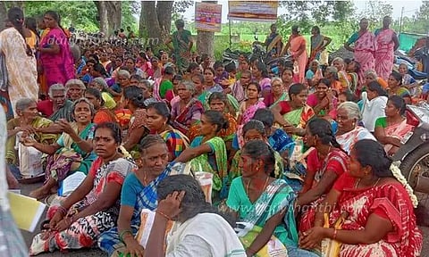 2 கிராம மக்கள் போட்டி போட்டு சாலை மறியல்