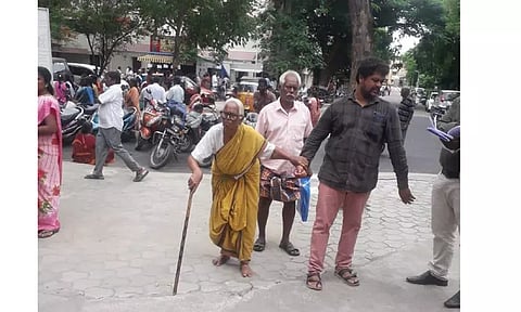 தரைக்கடைகள் வைக்க இடம் ஒதுக்க வேண்டும்