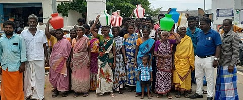 குடிநீர் கேட்டு காலி குடங்களுடன் கலெக்டர் அலுவலகத்தை கிராம மக்கள் முற்றுகை