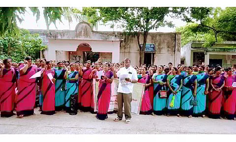 அங்கன்வாடி ஊழியர்கள் கருப்பு பட்டை அணிந்து ஆர்ப்பாட்டம்