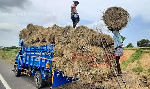 வைக்கோல் கட்டு விலை உயர்ந்ததால் விவசாயிகள் மகிழ்ச்சி