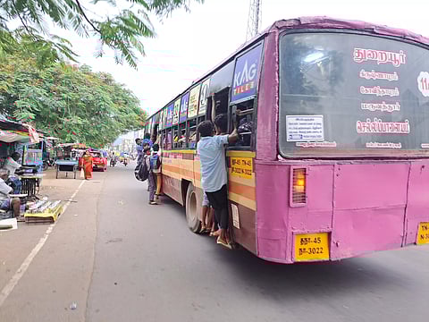 பஸ் படிக்கட்டில் தொங்கியவாறு மாணவர்கள் ஆபத்தான பயணம்