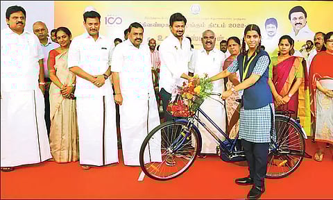 அரசின் விலையில்லா சைக்கிளை விற்கக்கூடாது: மாணவ-மாணவிகளுக்கு அமைச்சர் வேண்டுகோள்