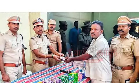 கைதிகள் தயாரிக்கும் பொருட்கள் விற்கப்படுகின்றன-சிறை அங்காடியை பொதுமக்களும் பயன்படுத்தி கொள்ள முன்வர வேண்டும்- மதுரை சரக டி.ஐ.ஜி. பேட்டி