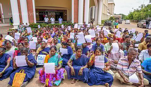தூய்மை பணியாளர்கள் காத்திருப்பு போராட்டம்