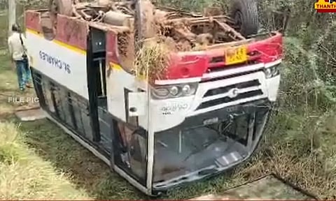 சிவகங்கையில் தனியார் பள்ளி பேருந்து கவிழ்ந்து விபத்து - 7 ஆம் வகுப்பு மாணவன் பலி