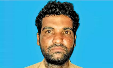 கும்மிடிப்பூண்டி சிப்காட் தொழிற்பேட்டையில்காரில் கடத்தி வந்த 100 கிலோ குட்கா பறிமுதல்வாலிபர் கைது