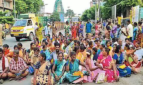 காஞ்சீபுரம் மாநகராட்சி அலுவலகம் முன்பு ஊதிய உயர்வு கேட்டு தூய்மை பணியாளர்கள் சாலை மறியல்