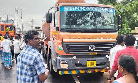 சாலை தடுப்பு மீது லாரி மோதி விபத்து