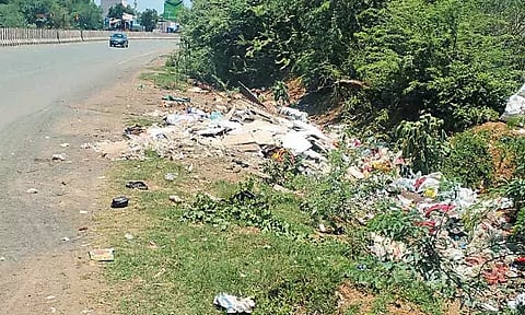 வண்டலூர்- வாலாஜாபாத் சாலையோரம் கொட்டப்படும் குப்பை கழிவுகள்; நடவடிக்கை எடுக்க பொதுமக்கள் கோரிக்கை