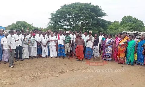 ரெயில்வே சுரங்கப்பாதை அமைக்க கோரி கிராம மக்கள் போராட்டம்