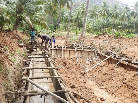 கடமலைக்குண்டு கிராமத்தில் ரூ.20 லட்சத்தில் தடுப்பணைகள் கட்டும் பணி