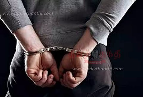 மின்மோட்டார் ஒயர்களை திருடிய 2 வாலிபர்கள் கைது