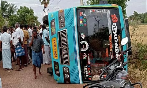 பள்ளி குழந்தைகளை ஏற்றிச் சென்ற வேன் கவிழ்ந்து 2 பேர் காயம்