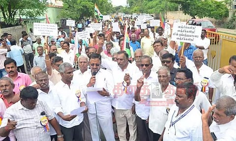 மின் ஒப்பந்ததாரர் கூட்டமைப்பினர் ஆர்ப்பாட்டம்