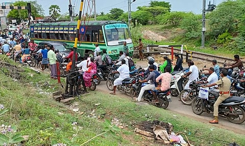 புதுக்கோட்டை ரெயில்வே கேட்டில் அரசு பஸ் பழுதாகி நின்றதால் பரபரப்பு