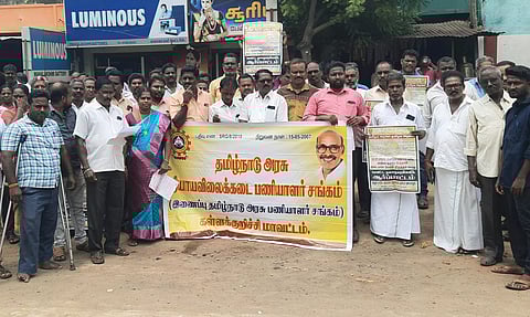 ரேஷன் கடை பணியாளர்கள் ஆர்ப்பாட்டம்