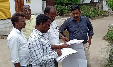 பொதுமக்களுக்கு பட்டா வழங்குவது குறித்து தாசில்தார் ஆய்வு