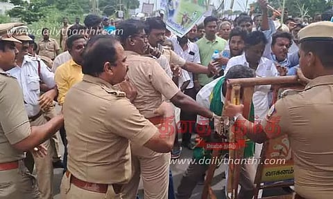 ஊர்வலமாக சென்ற விவசாயிகளை போலீசார் தடுத்ததால் தள்ளுமுள்ளு-வாக்குவாதம்