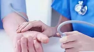 கோவிலுக்கு சென்று திரும்பியபோதுமரத்தில் கார் மோதி 7 பேர் காயம்