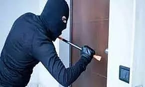 இரும்பாலையில் 2 வீடுகளில் பூட்டை உடைத்து திருட்டு மர்ம நபர்களுக்கு வலைவீச்சு