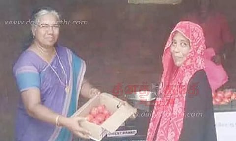 குறைந்த விலையில் தக்காளி விற்பனை