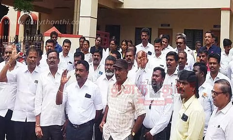 அம்பையில் வக்கீல்கள் ஆர்ப்பாட்டம்