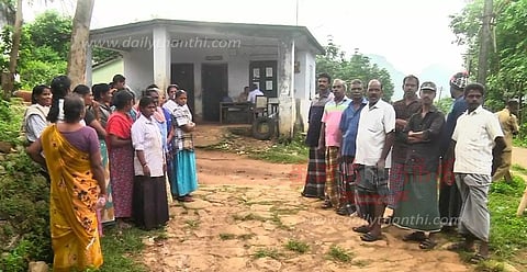 சிற்றாறில் புலி நடமாட்டத்தால் அச்சம் எதிரொலி: தொழிலாளர்கள் 2-வது நாளாக பால் வடிக்க செல்லவில்லை ரப்பர் கழக அதிகாரிகள் பேச்சுவார்த்தையில் சமரசம்