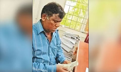 தண்டையார்பேட்டை வட்டாட்சியர் அலுவலகத்தில் பெண் கூலித்தொழிலாளியிடம் ரூ.15 ஆயிரம் லஞ்சம் கேட்ட அலுவலக உதவியாளர்