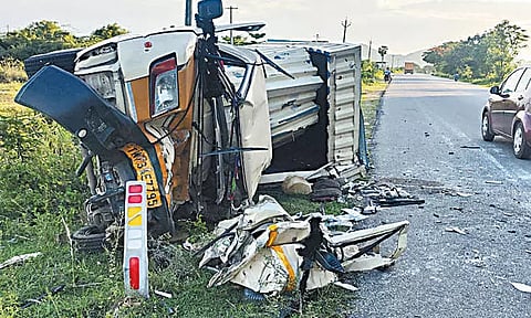 பள்ளிப்பட்டு அருகே டிராக்டர் மீது சரக்கு வேன் மோதி விபத்து - டிரைவர் படுகாயம்