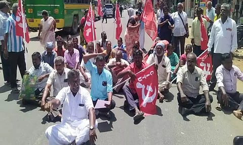 தூத்துக்குடியில் ஊரக வளர்ச்சி உள்ளாட்சித்துறை ஊழியர்கள் சாலை மறியல்