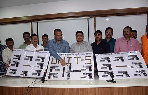 துலேயில் 21 நாட்டு துப்பாக்கிகள் பறிமுதல் - வாலிபர் அதிரடி கைது