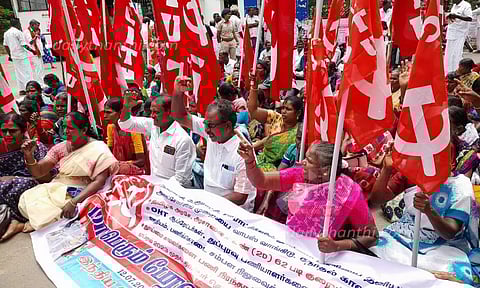 தூய்மை பணியை தனியார் மயமாக்க எதிர்ப்பு தெரிவித்து கலெக்டர் அலுவலகம் முற்றுகை