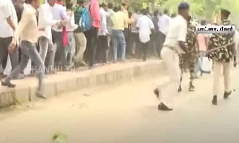 பீகாரில் விவசாய சங்கத்தினர் சட்டமன்றம் நோக்கி பேரணி - தடியடி நடத்தி கலைத்த போலீசார்