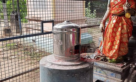 கோவில் உண்டியலை உடைத்து பணம் திருட்டு