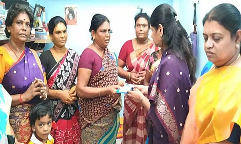 தீக்குச்சி தொழிற்சாலை தீவிபத்தில் பலியான மூதாட்டி குடும்பத்திற்கு ரூ.3 லட்சம் நிவாரண உதவி:கனிமொழி எம்.பி. வழங்கினார்