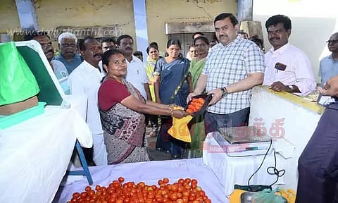 உழவர் சந்தையில் 1 கிலோ தக்காளி ரூ.70-க்கு விற்பனை