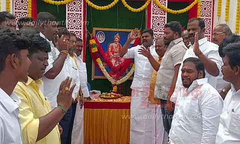 அழகுமுத்துக்கோன் உருவப்படத்துக்கு மாலை அணிவித்து மரியாதை