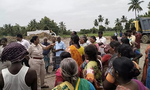 சேத்தியாத்தோப்பு அருகே வடிகால் அமைத்து தரக்கோரி கிராம மக்கள் போராட்டம்