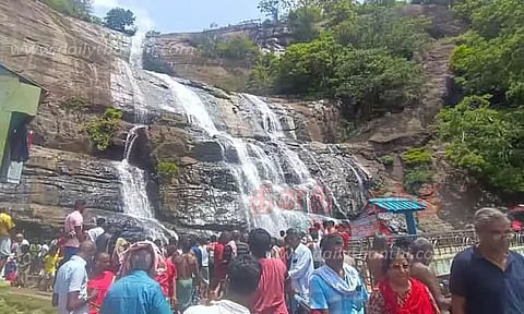 குற்றாலத்தில் சுற்றுலா பயணிகள் குதூகல குளியல்