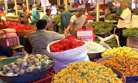 கோவையில் பூக்கள் விலை குறைவு