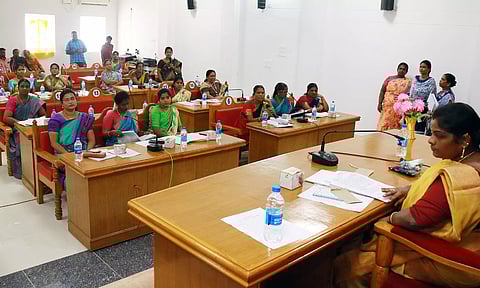 அடிப்படை பிரச்சினைகளுக்கு விரைந்து தீர்வு காண வேண்டும்